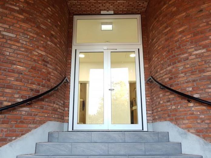 Den midterste indgang til Vesterbro Bibliotek og Kulturhus