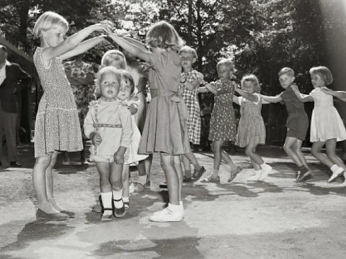 Sort hvid billede af børn der leger sorte gryde