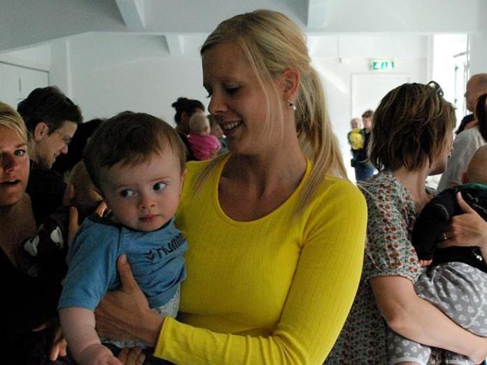 Mor der holder barn i sin favn til rytmik