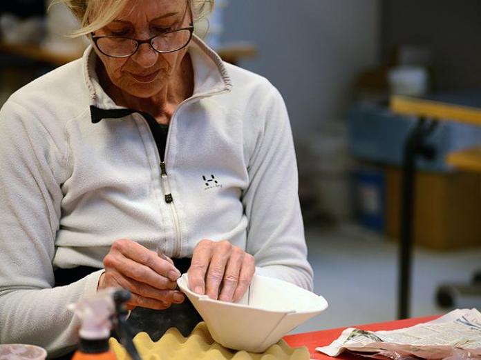 Kvinde laver en keramikskål