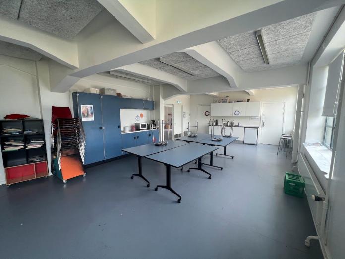 Værksted for børn på 2. sal i Valby Kulturhus - velegnet til tegning, syning og lignende kreative aktiviteter med børn. 