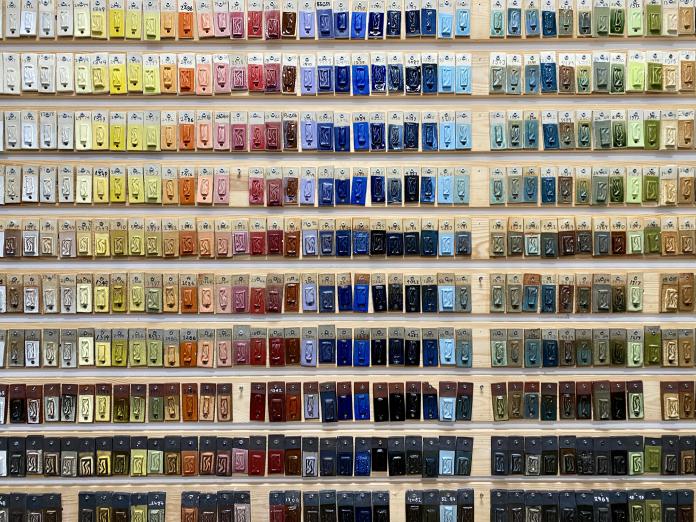 Glasurprøver der hænger på væggen.