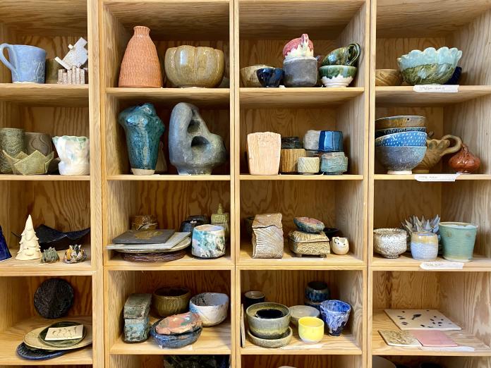 Forskellige keramik i reol.