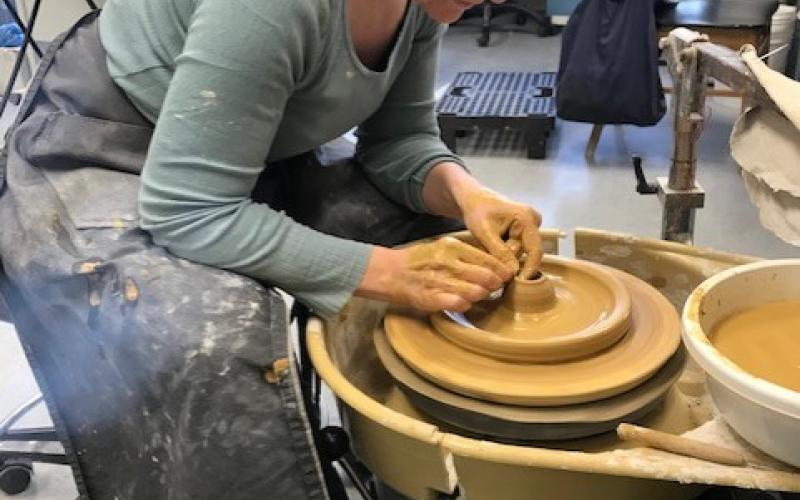 Kvinde ved drejebænk